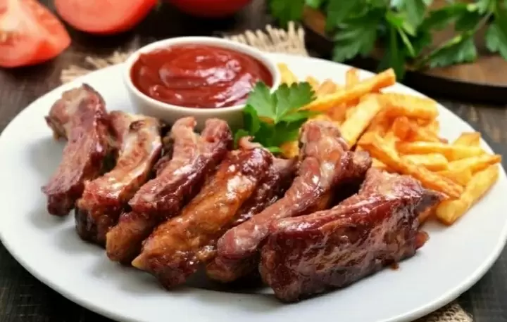 Сочные свиные ребрышки в томатном соусе: идеальный рецепт для семейного ужина