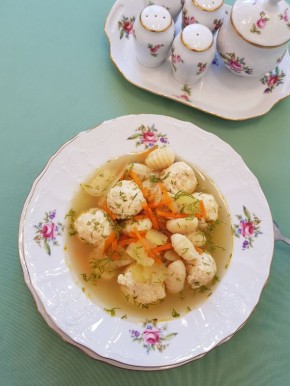 Суп с куриными фрикадельками и картофельными клёцками