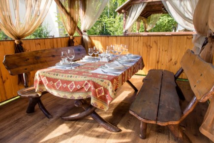 Творите уникальную мебель для дачи: идеи из древесных спилов и поленьев