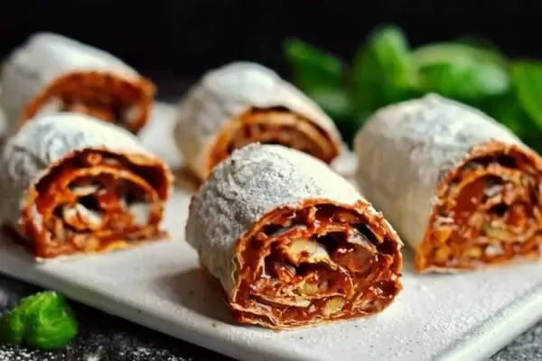 Незабываемый десерт: рулет из лаваша с вареной сгущенкой и орехами