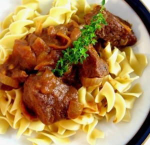 Мясной уют: свиной гуляш с домашней лапшой, способный завоевать сердца