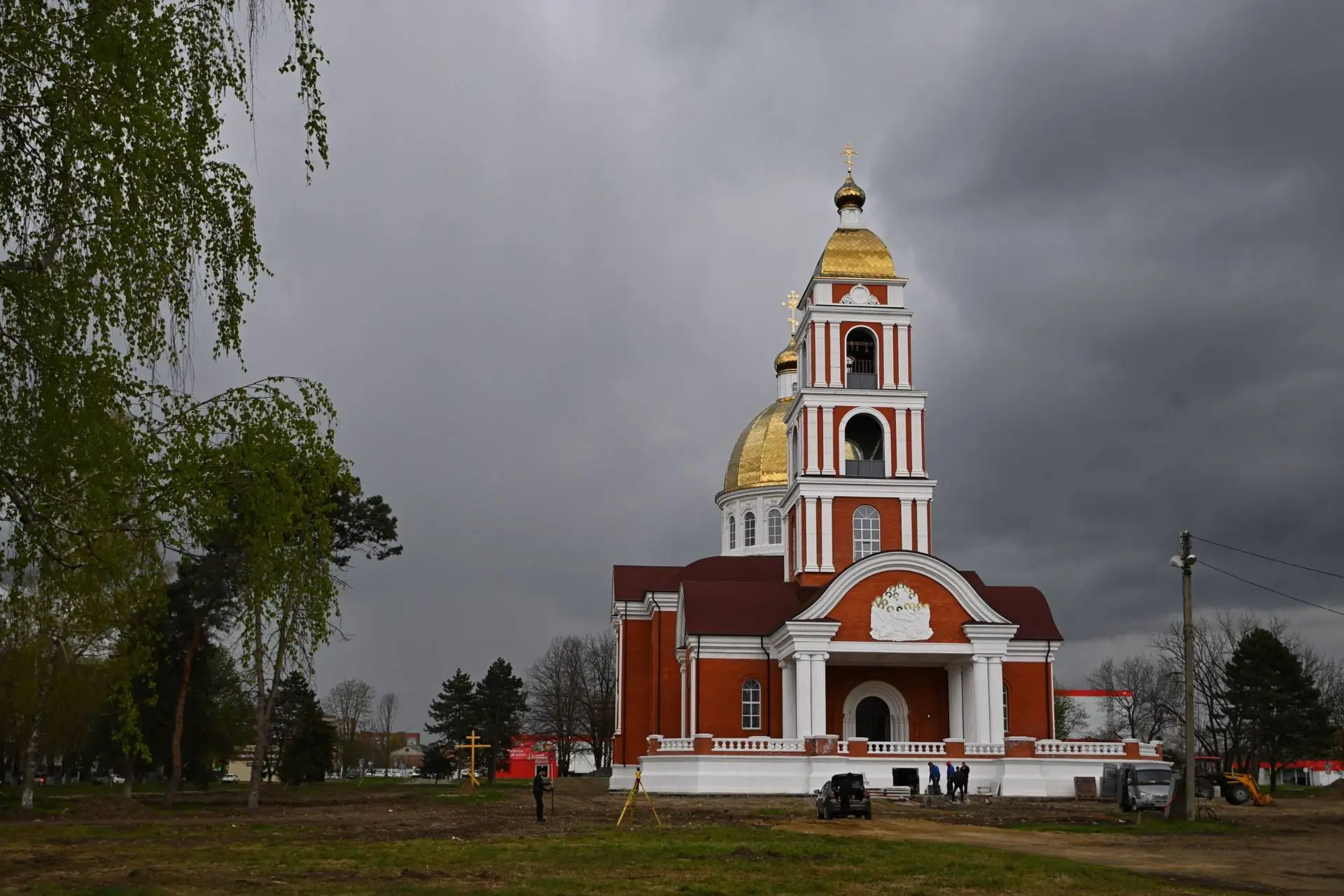 Мурат Кумпилов: Провел выездное совещание по вопросам благоустройства и озеленения территории возле Свято-Успенского кафедрального собора в Майкопе