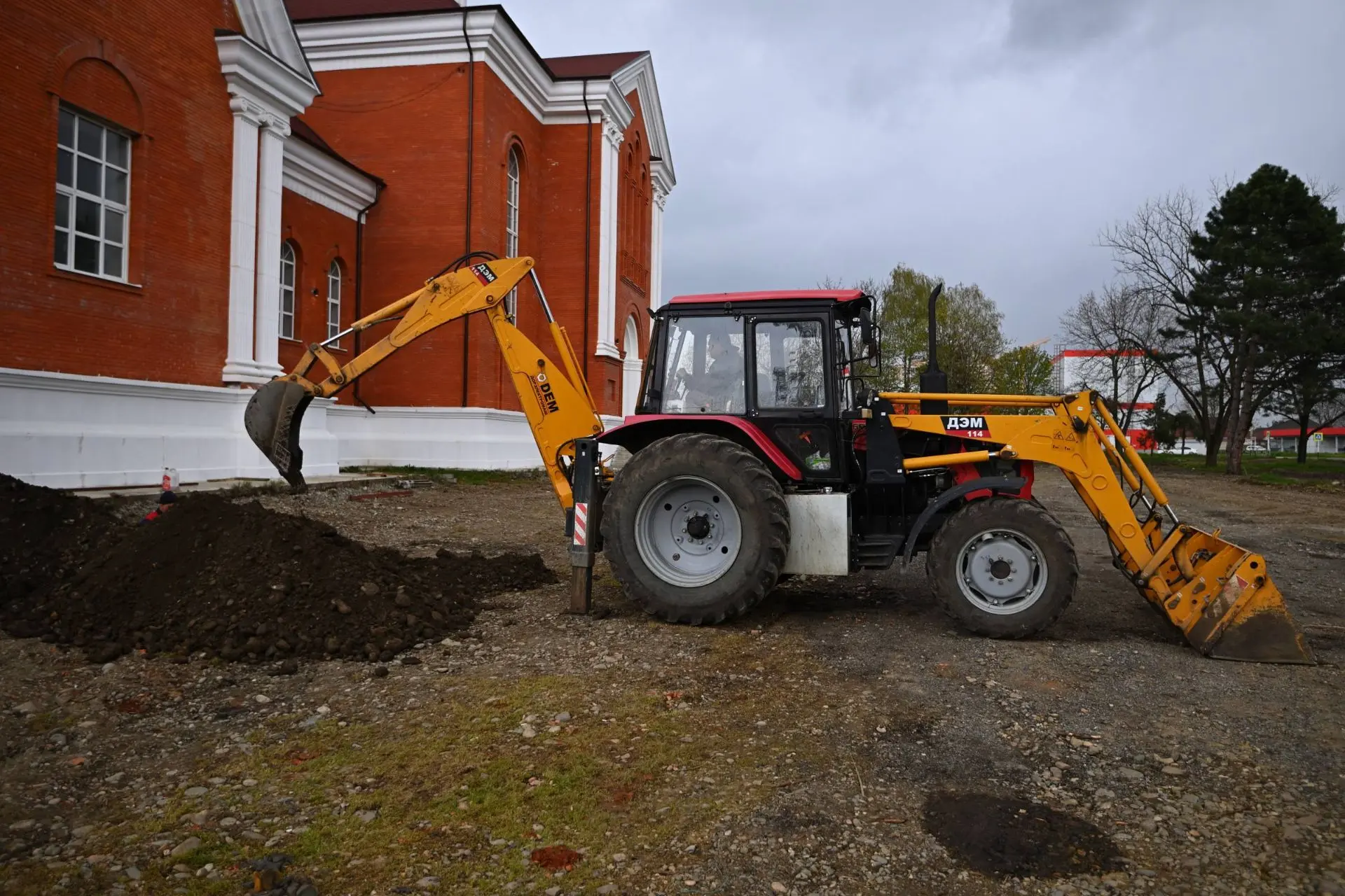 Мурат Кумпилов: Провел выездное совещание по вопросам благоустройства и озеленения территории возле Свято-Успенского кафедрального собора в Майкопе Мурат Кумпилов: Провел выездное совещание по вопросам благоустройства и озеленения территории возле Свято-Успенского кафедрального собора в Майкопе