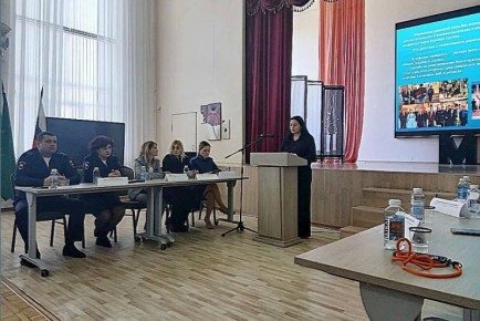 В Майкопе сотрудники подразделения по делам несовершеннолетних и госавтоинспекторы приняли участие в общетехникумовском родительском собрании