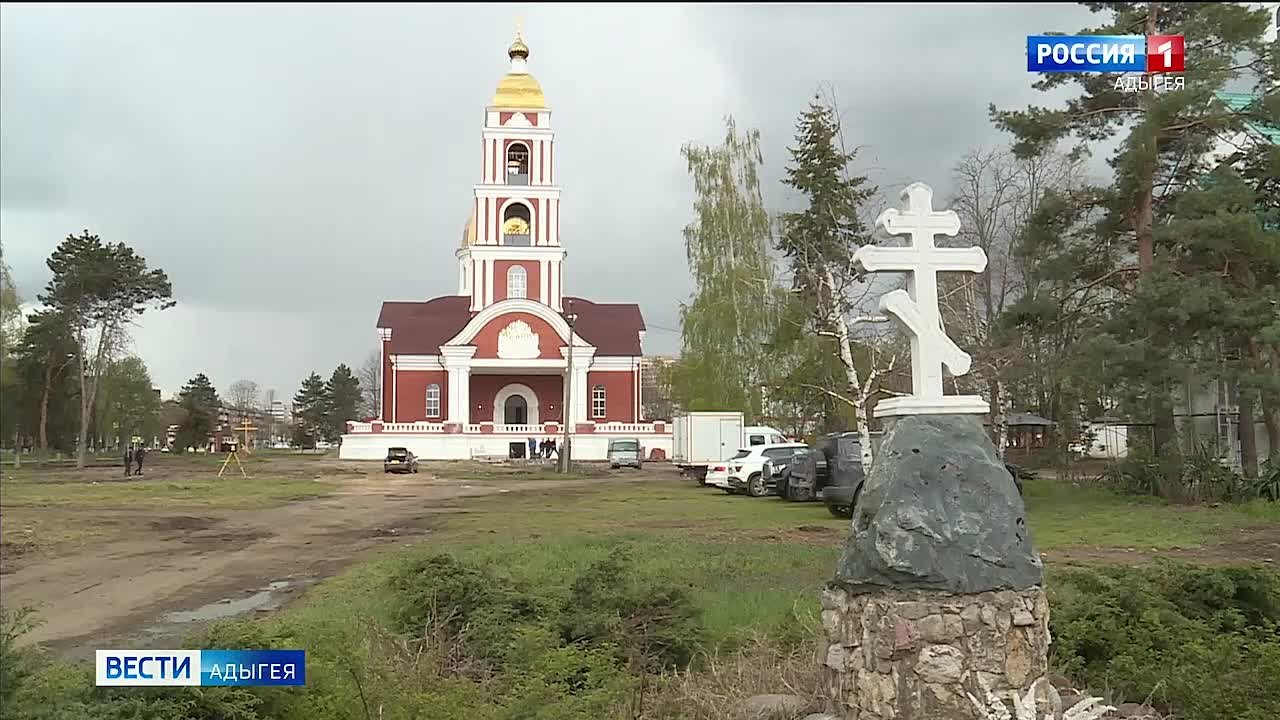 Глава Адыгеи, секретарь регионального отделения "Единой России" Мурат Кумпилов проинспектировал ход благоустройства и озеленения территории возле строящегося Свято-Успенского кафедрального собора