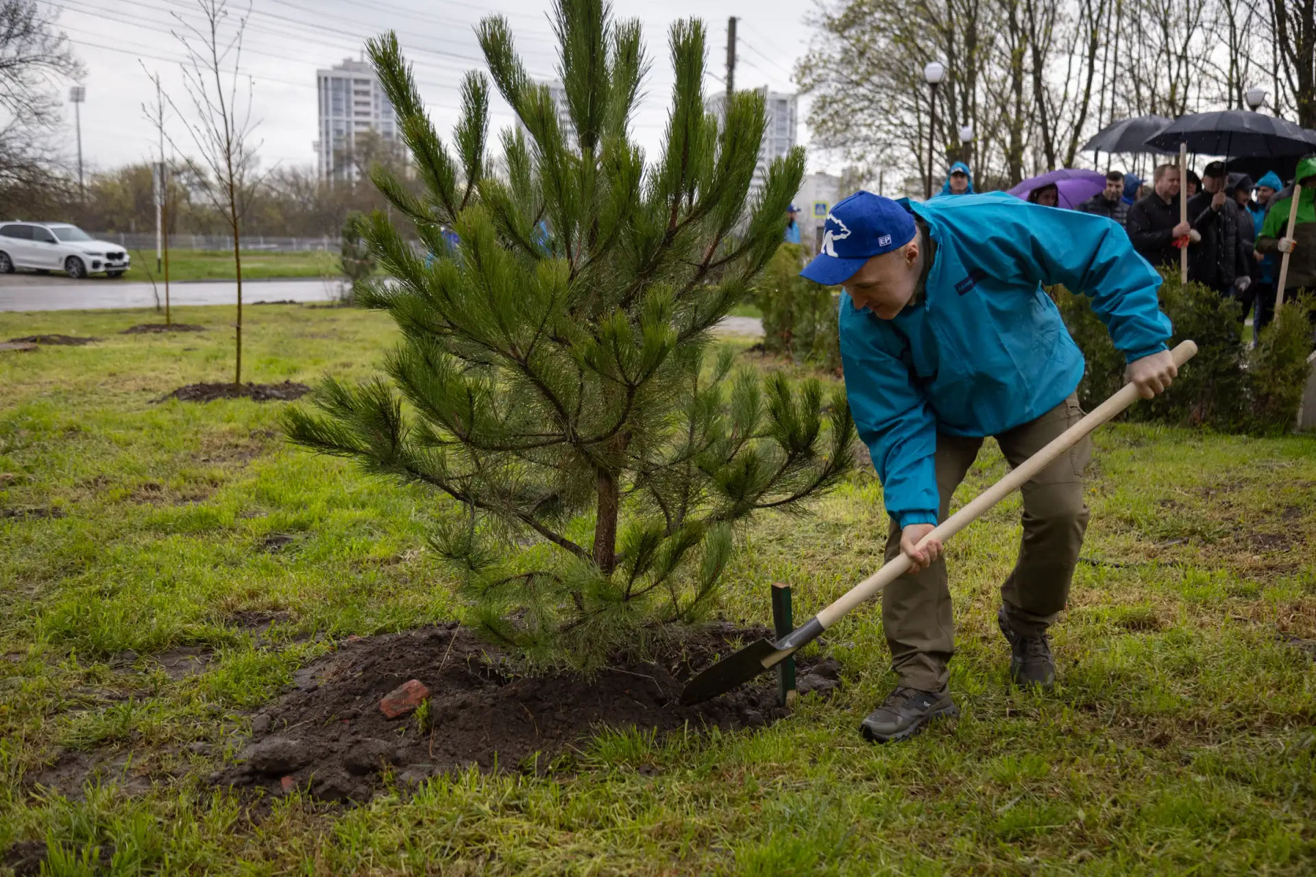 Мурат Кумпилов принял участие в высадке деревьев на территории парка «Мэздах»