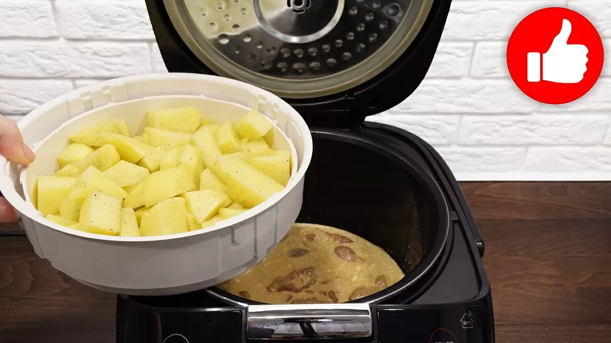 Спокойный обед: курица в соусе с картофелем на мультиварке без суеты