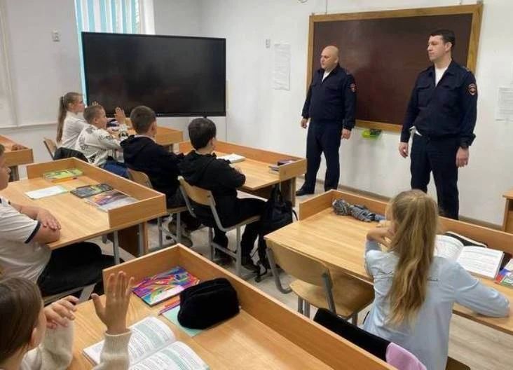 Госавтоинспекторы Кошехабльского района напомнили школьникам о правилах безопасного участия в дорожном движении