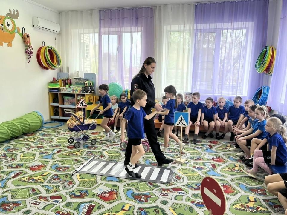 В Тахтамукайском районе воспитанникам детского сада рассказали о важности соблюдения дорожных правил В Тахтамукайском районе воспитанникам детского сада рассказали о важности соблюдения дорожных правил