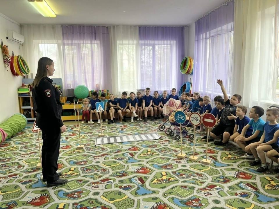 В Тахтамукайском районе воспитанникам детского сада рассказали о важности соблюдения дорожных правил В Тахтамукайском районе воспитанникам детского сада рассказали о важности соблюдения дорожных правил