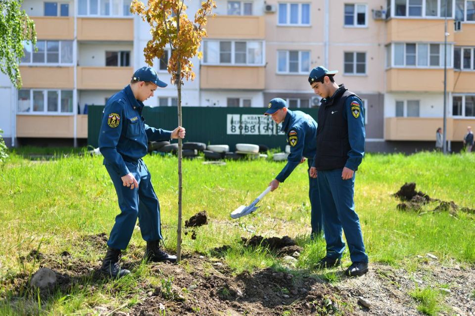 Геннадий Митрофанов: Сегодня в западной части Майкопа прошла очередная акция «Единой России» по озеленению города Геннадий Митрофанов: Сегодня в западной части Майкопа прошла очередная акция «Единой России» по озеленению города