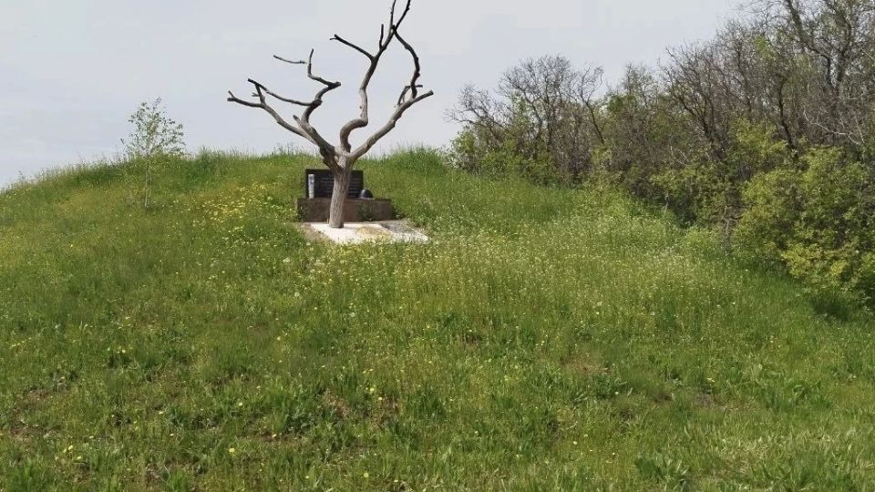 В канун Дня Победы бойцы Майкопского артиллерийского дивизиона, которому присвоено имя Героя Советского Союза Хусена Андрухаева, провели работы по восстановлению мемориала на месте гибели легендарного воина