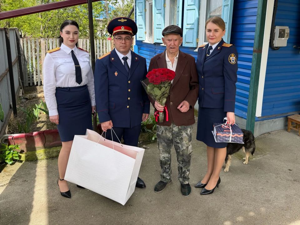 В преддверии празднования Дня Победы офицеры регионального СК России посетили ветерана В преддверии празднования Дня Победы офицеры регионального СК России посетили ветерана
