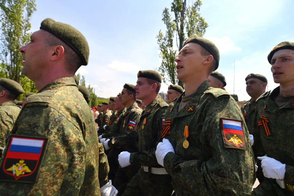 Парад под окнами. Ветерана в Майкопе поздравили торжественным маршем Парад под окнами. Ветерана в Майкопе поздравили торжественным маршем