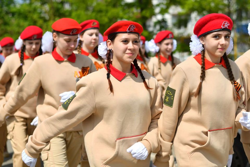 Парад под окнами. Ветерана в Майкопе поздравили торжественным маршем Парад под окнами. Ветерана в Майкопе поздравили торжественным маршем