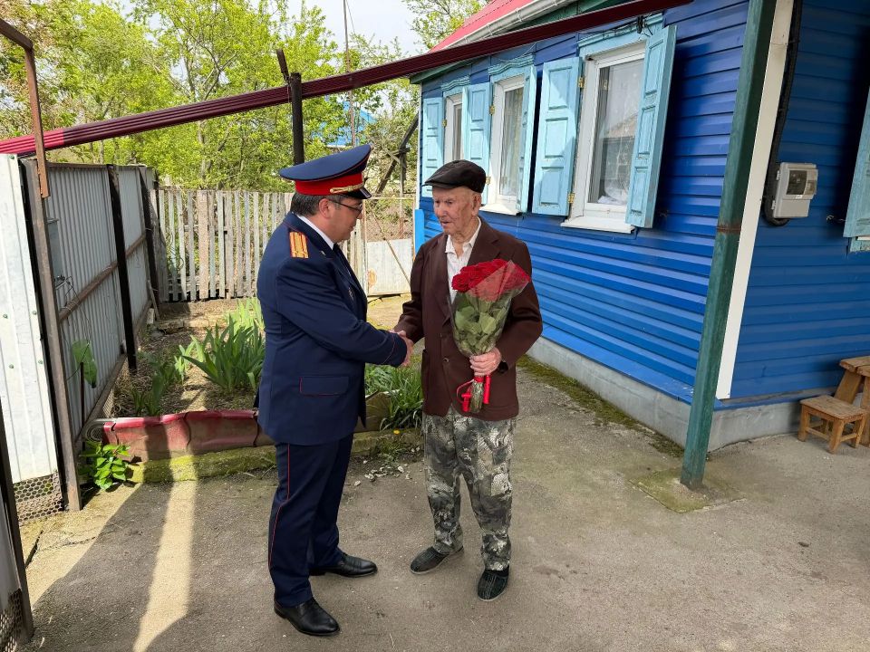 В преддверии празднования Дня Победы офицеры регионального СК России посетили ветерана