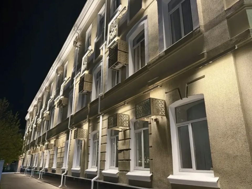 Сегодня вечером на здании администрации Майкопа впервые зажглась архитектурная подсветка Сегодня вечером на здании администрации Майкопа впервые зажглась архитектурная подсветка
