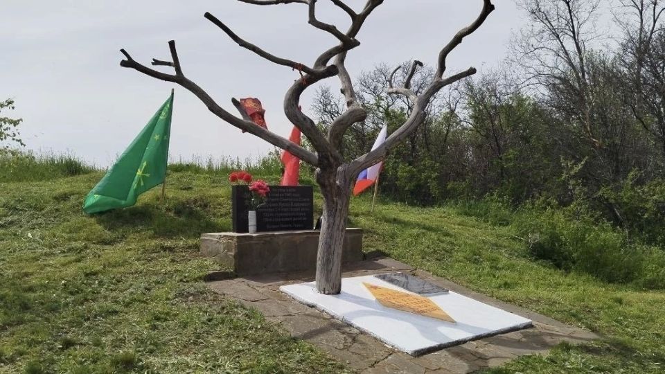 Мурат Кумпилов: По сложившейся традиции бойцы Майкопского артдивизиона имени Героя Советского Союза Хусена Андрухаева, выполняющие воинский долг в зоне СВО, в преддверии Дня Победы привели в порядок мемориал на месте... Мурат Кумпилов: По сложившейся традиции бойцы Майкопского артдивизиона имени Героя Советского Союза Хусена Андрухаева, выполняющие воинский долг в зоне СВО, в преддверии Дня Победы привели в порядок мемориал на месте...