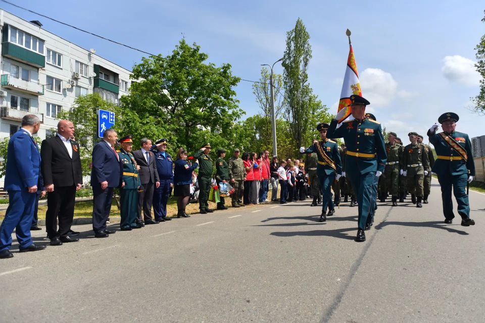 Парад под окнами. Ветерана в Майкопе поздравили торжественным маршем Парад под окнами. Ветерана в Майкопе поздравили торжественным маршем