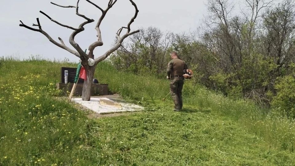 В канун Дня Победы бойцы Майкопского артиллерийского дивизиона, которому присвоено имя Героя Советского Союза Хусена Андрухаева, провели работы по восстановлению мемориала на месте гибели легендарного воина В канун Дня Победы бойцы Майкопского артиллерийского дивизиона, которому присвоено имя Героя Советского Союза Хусена Андрухаева, провели работы по восстановлению мемориала на месте гибели легендарного воина