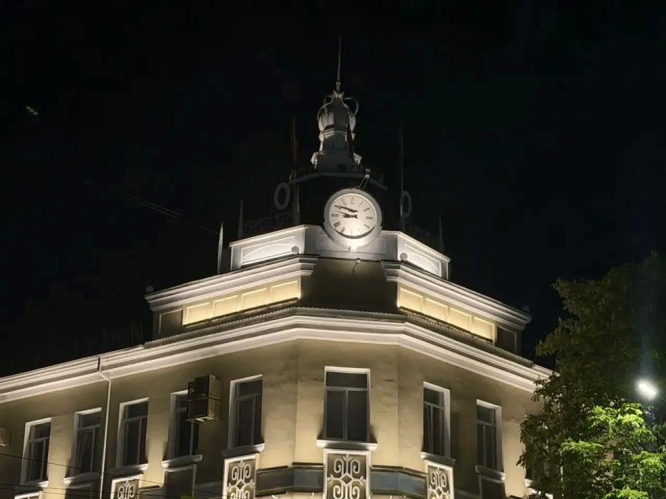 Сегодня вечером на здании администрации Майкопа впервые зажглась архитектурная подсветка Сегодня вечером на здании администрации Майкопа впервые зажглась архитектурная подсветка