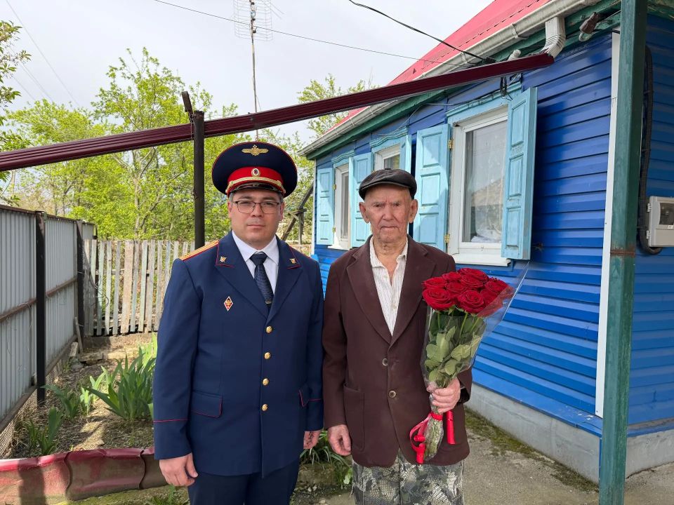 В преддверии празднования Дня Победы офицеры регионального СК России посетили ветерана В преддверии празднования Дня Победы офицеры регионального СК России посетили ветерана