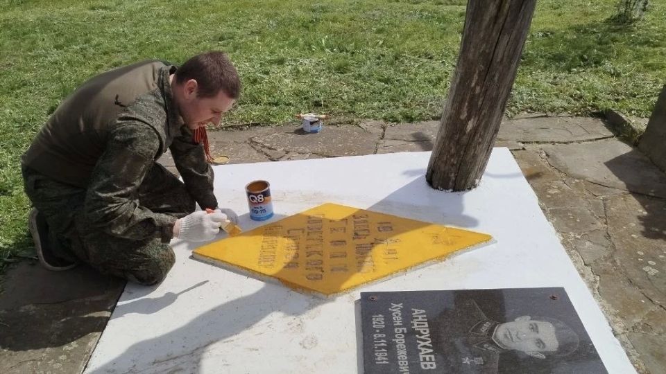 Мурат Кумпилов: По сложившейся традиции бойцы Майкопского артдивизиона имени Героя Советского Союза Хусена Андрухаева, выполняющие воинский долг в зоне СВО, в преддверии Дня Победы привели в порядок мемориал на месте... Мурат Кумпилов: По сложившейся традиции бойцы Майкопского артдивизиона имени Героя Советского Союза Хусена Андрухаева, выполняющие воинский долг в зоне СВО, в преддверии Дня Победы привели в порядок мемориал на месте...