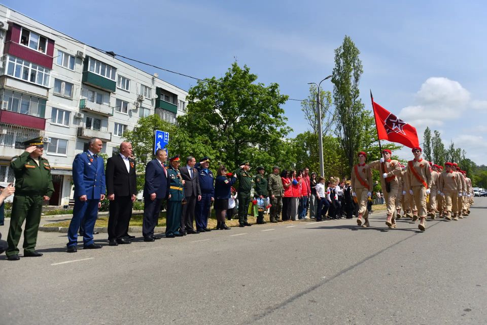 Парад под окнами. Ветерана в Майкопе поздравили торжественным маршем Парад под окнами. Ветерана в Майкопе поздравили торжественным маршем