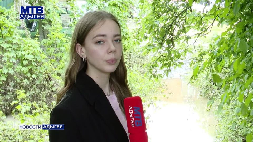 Внезапный интенсивный дождь, прошедший минувшим вечером в поселке Краснооктябрьском Майкопского района, стал причиной частичного подтопления двух десятков дворов и нескольких частных домов