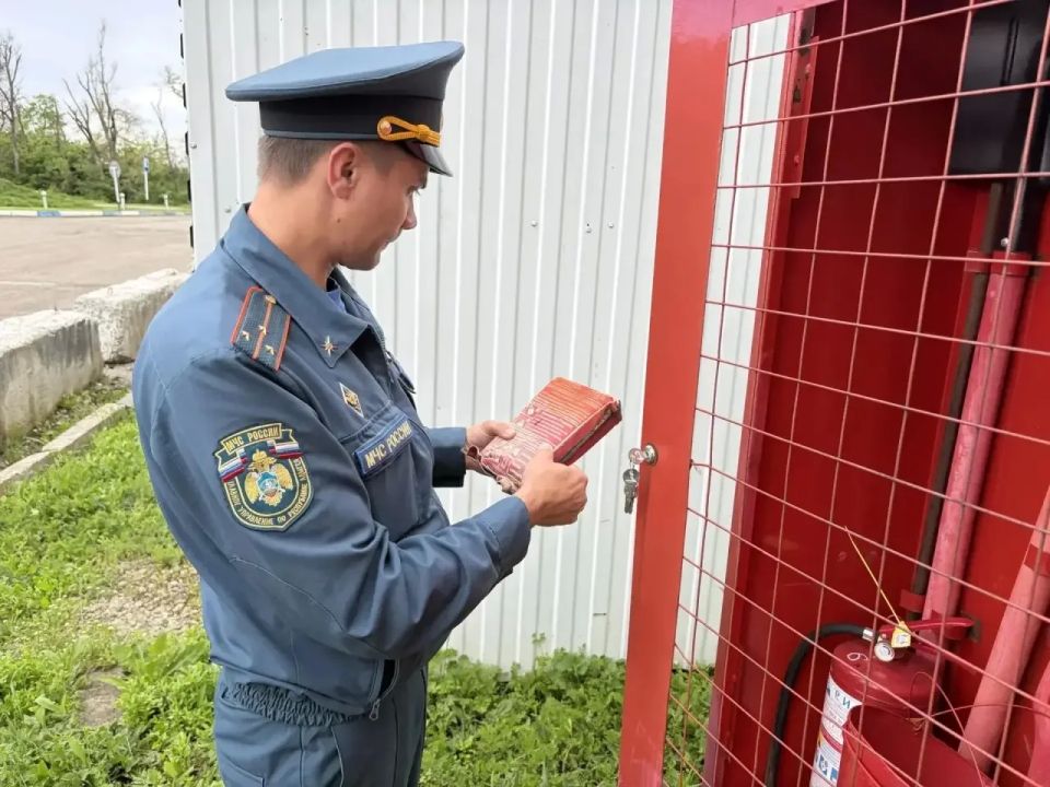 Сотрудники МЧС России провели профилактические мероприятия на объектах АЗС Сотрудники МЧС России провели профилактические мероприятия на объектах АЗС