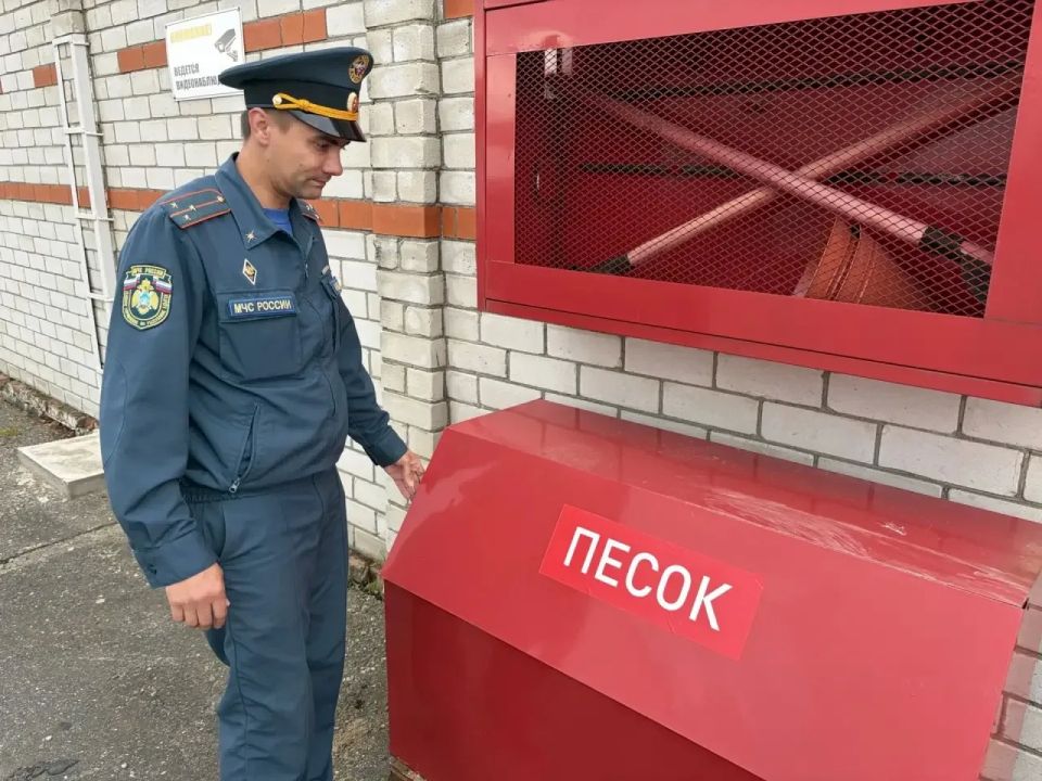 Сотрудники МЧС России провели профилактические мероприятия на объектах АЗС Сотрудники МЧС России провели профилактические мероприятия на объектах АЗС