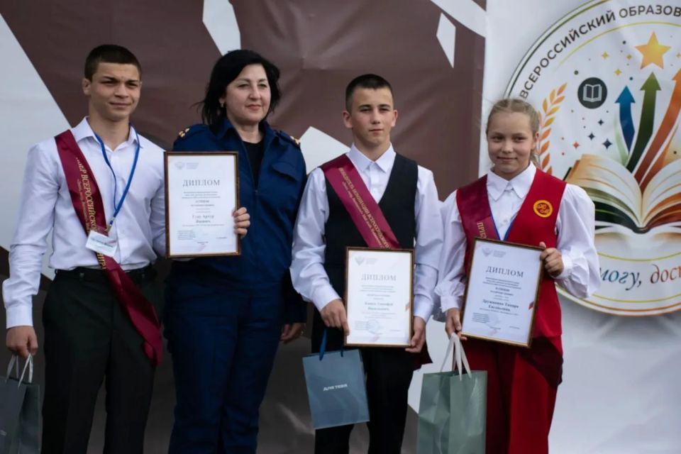 Старший помощник прокурора Республики Адыгея по надзору за исполнением законов о несовершеннолетних и молодежи Елена Алексейцева приняла участие в закрытии финального этапа Всероссийского образовательного турнира «Знаю... Старший помощник прокурора Республики Адыгея по надзору за исполнением законов о несовершеннолетних и молодежи Елена Алексейцева приняла участие в закрытии финального этапа Всероссийского образовательного турнира «Знаю...
