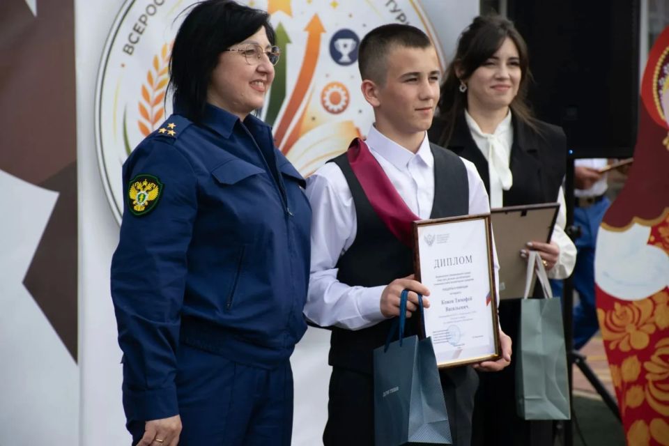 Старший помощник прокурора Республики Адыгея по надзору за исполнением законов о несовершеннолетних и молодежи Елена Алексейцева приняла участие в закрытии финального этапа Всероссийского образовательного турнира «Знаю... Старший помощник прокурора Республики Адыгея по надзору за исполнением законов о несовершеннолетних и молодежи Елена Алексейцева приняла участие в закрытии финального этапа Всероссийского образовательного турнира «Знаю...