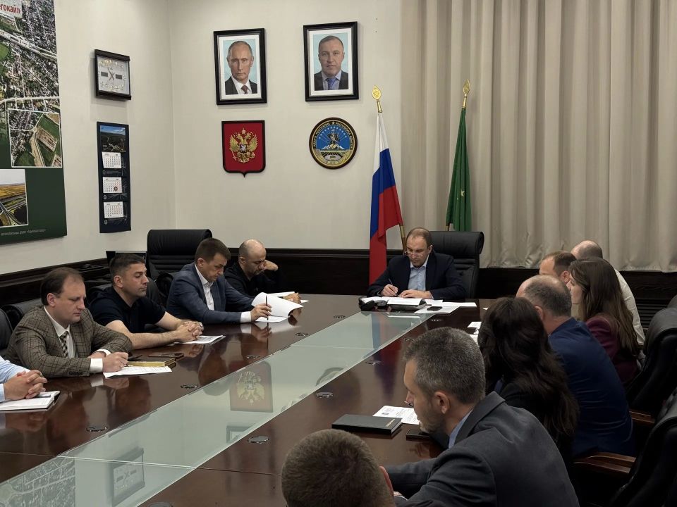 В конференц-зале Управления автомобильных дорог «Адыгеяавтодор» состоялось рабочее совещание по вопросам развития дорожно-транспортной инфраструктуры Республики Адыгея в рамках реализации национального проекта... В конференц-зале Управления автомобильных дорог «Адыгеяавтодор» состоялось рабочее совещание по вопросам развития дорожно-транспортной инфраструктуры Республики Адыгея в рамках реализации национального проекта...