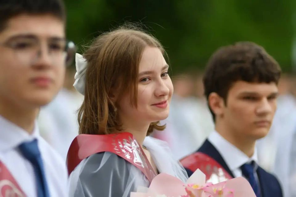Геннадий Митрофанов: Уважаемые родители и педагоги! Дорогие школьники! От всей души поздравляю вас с окончанием учебного года! Геннадий Митрофанов: Уважаемые родители и педагоги! Дорогие школьники! От всей души поздравляю вас с окончанием учебного года!