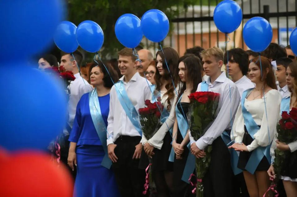 Геннадий Митрофанов: Уважаемые родители и педагоги! Дорогие школьники! От всей души поздравляю вас с окончанием учебного года! Геннадий Митрофанов: Уважаемые родители и педагоги! Дорогие школьники! От всей души поздравляю вас с окончанием учебного года!
