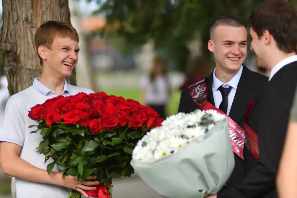 Геннадий Митрофанов: Уважаемые родители и педагоги! Дорогие школьники! От всей души поздравляю вас с окончанием учебного года! Геннадий Митрофанов: Уважаемые родители и педагоги! Дорогие школьники! От всей души поздравляю вас с окончанием учебного года!