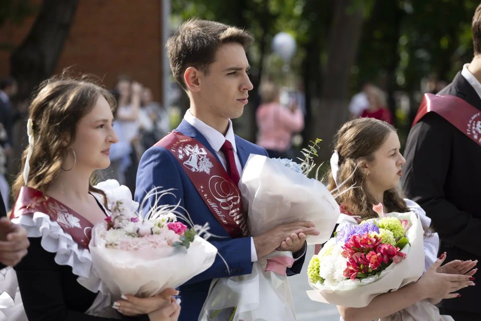 Мурат Кумпилов: Сегодня во всех 139 школах Адыгеи прозвенел последний звонок – особенный, волнительный и очень трогательный день для 61 тысячи наших детей, родителей и педагогов Мурат Кумпилов: Сегодня во всех 139 школах Адыгеи прозвенел последний звонок – особенный, волнительный и очень трогательный день для 61 тысячи наших детей, родителей и педагогов