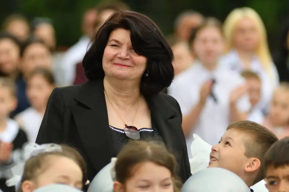 Геннадий Митрофанов: Уважаемые родители и педагоги! Дорогие школьники! От всей души поздравляю вас с окончанием учебного года! Геннадий Митрофанов: Уважаемые родители и педагоги! Дорогие школьники! От всей души поздравляю вас с окончанием учебного года!