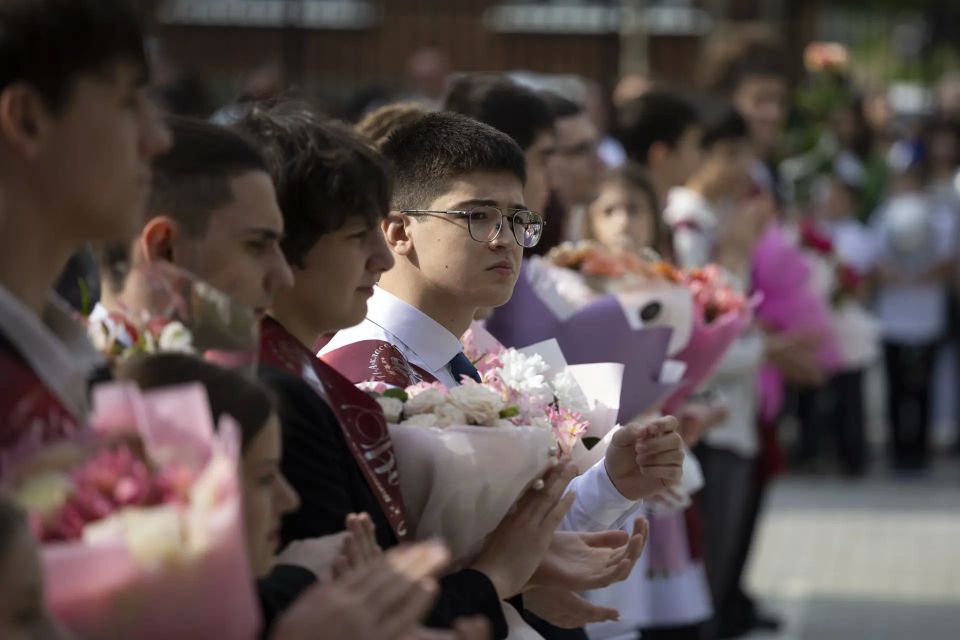 Мурат Кумпилов: Сегодня во всех 139 школах Адыгеи прозвенел последний звонок – особенный, волнительный и очень трогательный день для 61 тысячи наших детей, родителей и педагогов Мурат Кумпилов: Сегодня во всех 139 школах Адыгеи прозвенел последний звонок – особенный, волнительный и очень трогательный день для 61 тысячи наших детей, родителей и педагогов