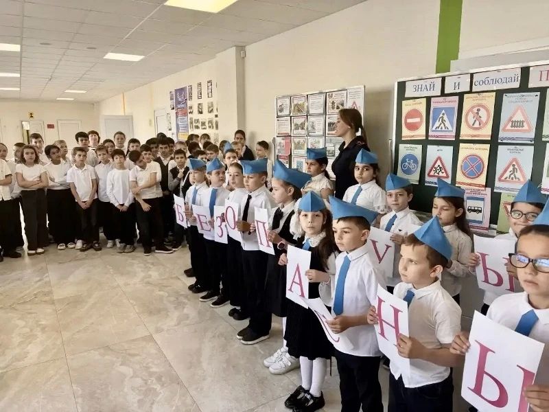 В Майкопе для младших школьников провели профилактическое занятие по правилам дорожного движения В Майкопе для младших школьников провели профилактическое занятие по правилам дорожного движения