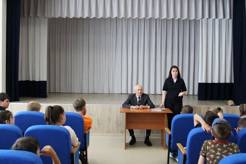 В Адыгее полицейские и представители Общественного совета при МВД провели профилактические беседы с воспитанниками школьного лагеря