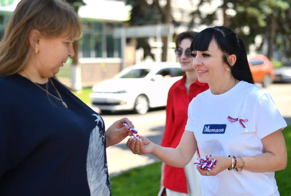 В Майкопе проходит акция «Российский триколор» В Майкопе проходит акция «Российский триколор»