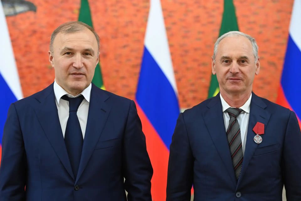В Адыгее вручили федеральные и республиканские государственные награды В Адыгее вручили федеральные и республиканские государственные награды