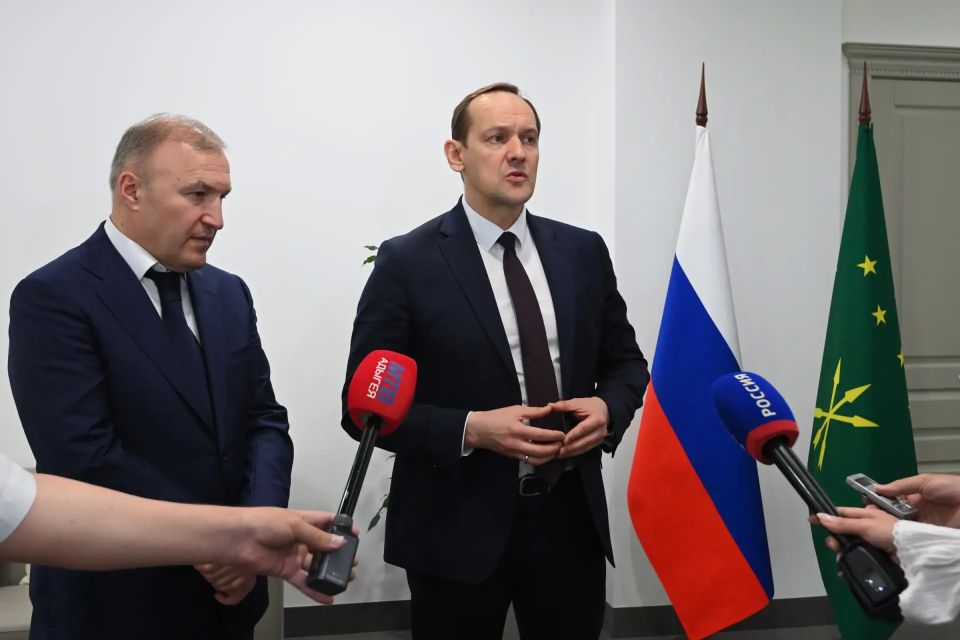 Состоялась рабочая встреча Главы Адыгеи Мурата Кумпилова и руководителя Федеральной службы государственной регистрации, кадастра и картографии Олега Скуфинского Состоялась рабочая встреча Главы Адыгеи Мурата Кумпилова и руководителя Федеральной службы государственной регистрации, кадастра и картографии Олега Скуфинского