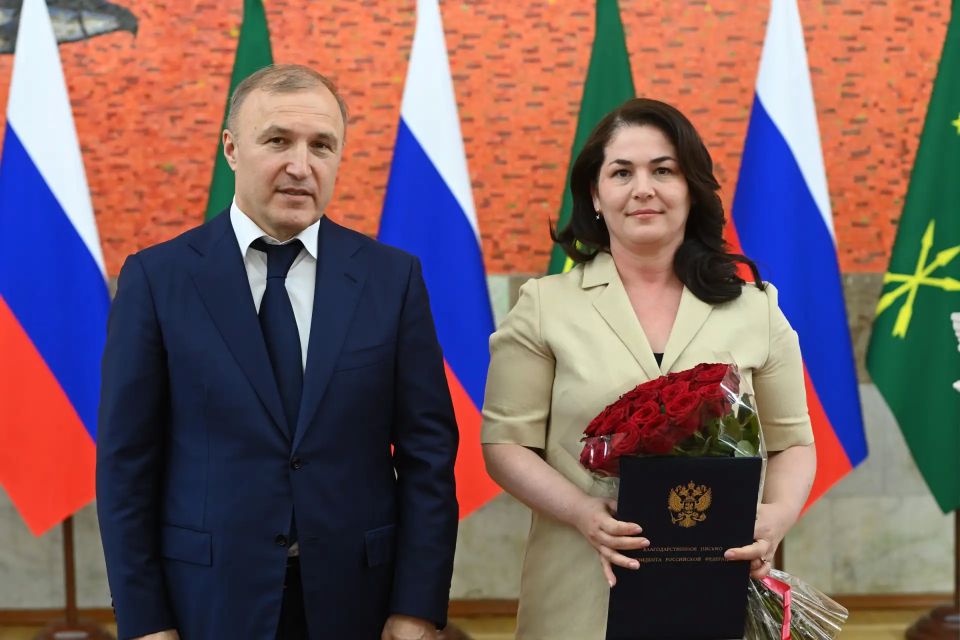 В Адыгее вручили федеральные и республиканские государственные награды В Адыгее вручили федеральные и республиканские государственные награды