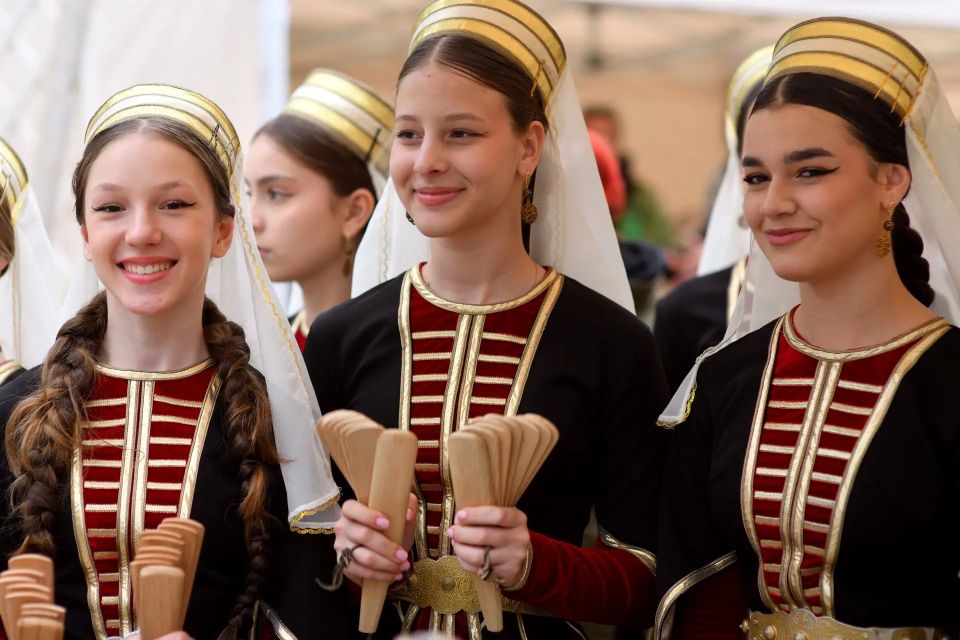 Мэр Майкопа поздравил жителей и гостей города с Днём России Мэр Майкопа поздравил жителей и гостей города с Днём России