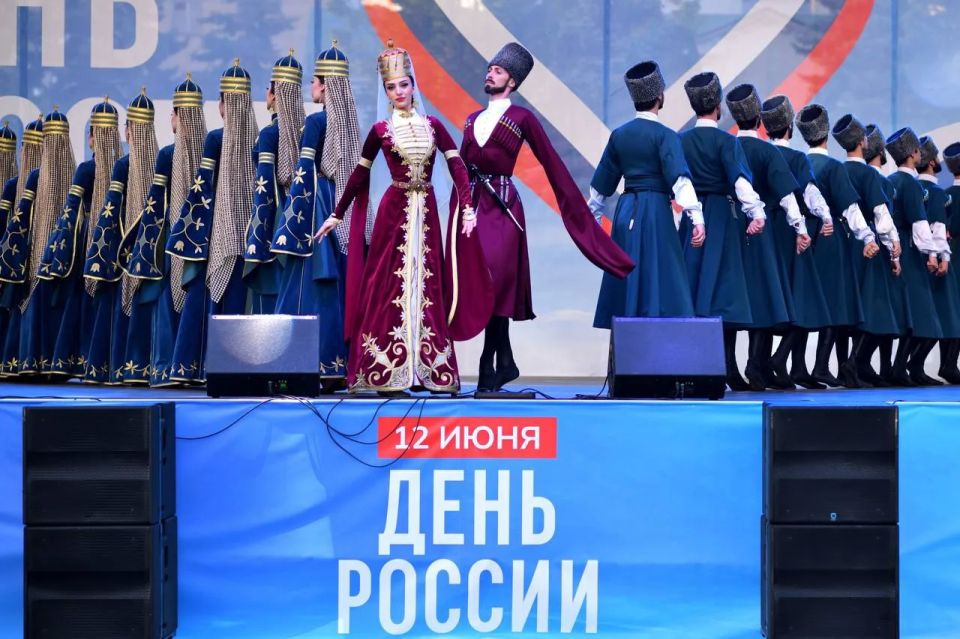 Мэр Майкопа поздравил жителей и гостей города с Днём России Мэр Майкопа поздравил жителей и гостей города с Днём России