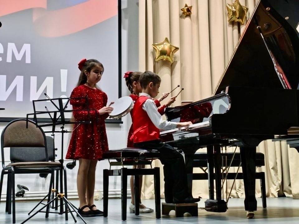 12 июня, в День России, на площадке ГБО ДО РА «ДШИ п. Каменномостского» состоялся праздничный концерт сводного симфонического оркестра учащихся детских школ искусств Республики Адыгея «Музыкальная феерия» 12 июня, в День России, на площадке ГБО ДО РА «ДШИ п. Каменномостского» состоялся праздничный концерт сводного симфонического оркестра учащихся детских школ искусств Республики Адыгея «Музыкальная феерия»