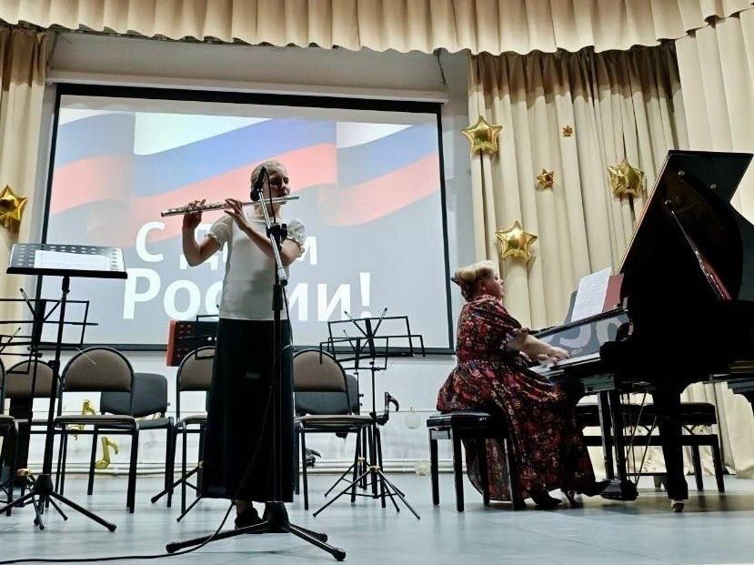 12 июня, в День России, на площадке ГБО ДО РА «ДШИ п. Каменномостского» состоялся праздничный концерт сводного симфонического оркестра учащихся детских школ искусств Республики Адыгея «Музыкальная феерия» 12 июня, в День России, на площадке ГБО ДО РА «ДШИ п. Каменномостского» состоялся праздничный концерт сводного симфонического оркестра учащихся детских школ искусств Республики Адыгея «Музыкальная феерия»
